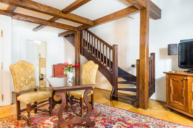 チャールズ ブリッジ パレス