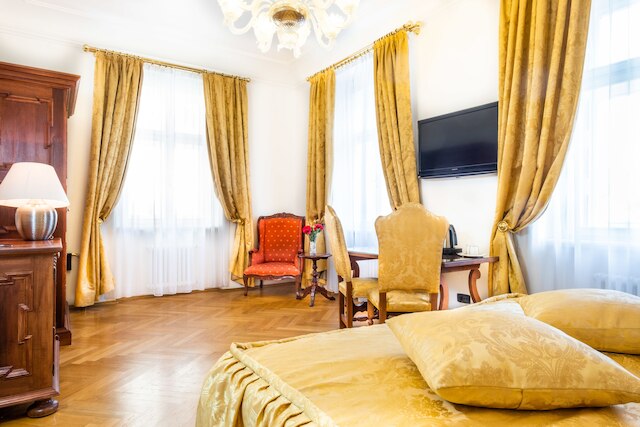 チャールズ ブリッジ パレス