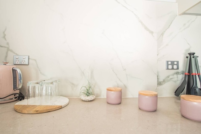 活気のあるベッドルーム 2 室、バスルーム 1 室、マスコット アパートメント