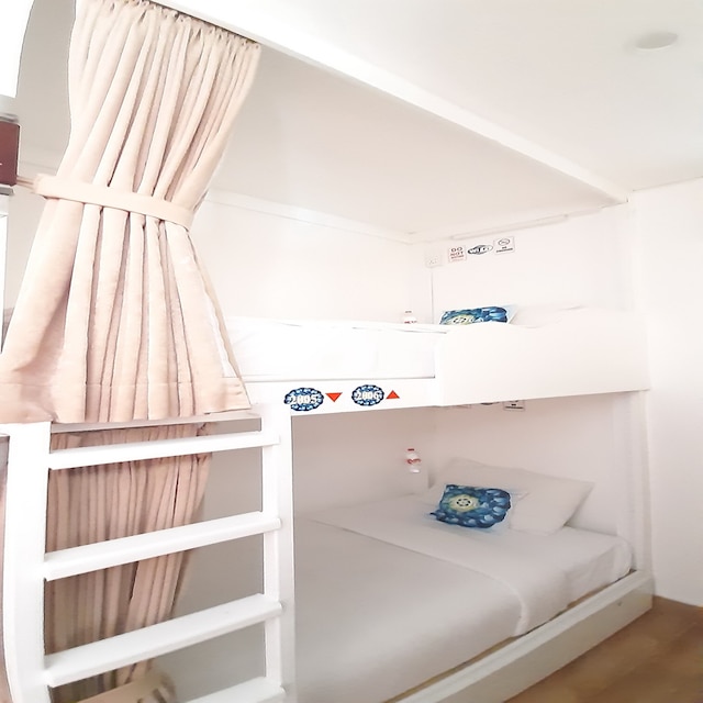 オゾラ ティイング トゥトゥル ホステル チャングー - アダルト オンリー