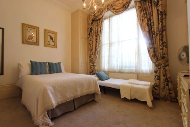 ステイイン - クイーンズウェイ