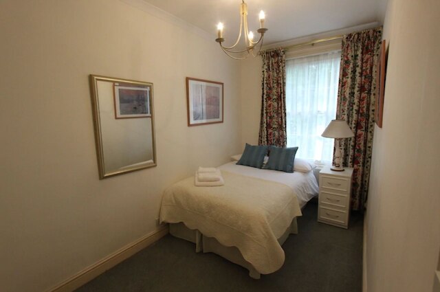 ステイイン - クイーンズウェイ