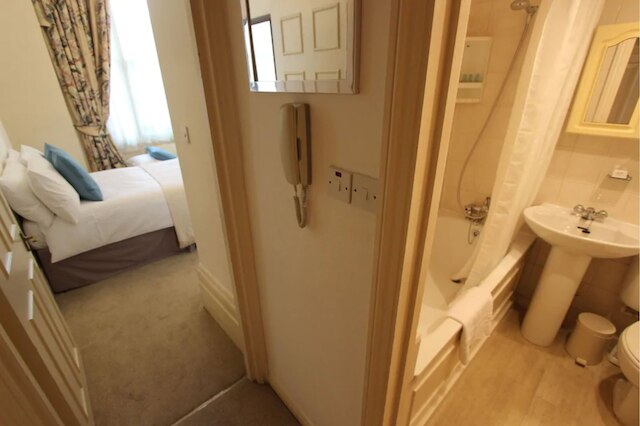 ステイイン - クイーンズウェイ