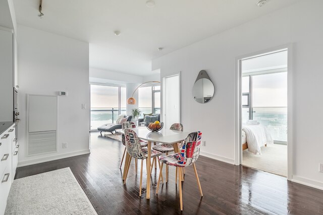 スカイ ホーム ウィズ スタニング ビュー オブ トロント アンド レイク オンタリオ