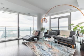 スカイ ホーム ウィズ スタニング ビュー オブ トロント アンド レイク オンタリオ