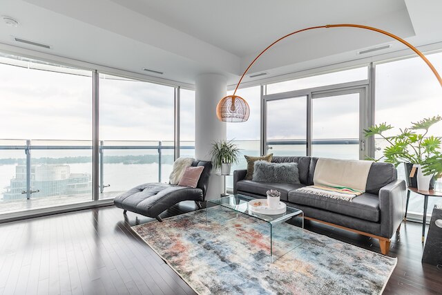 スカイ ホーム ウィズ スタニング ビュー オブ トロント アンド レイク オンタリオ