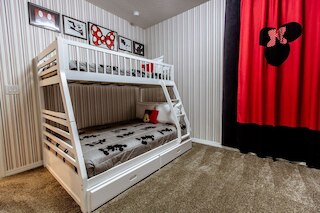 ストーリイ レイク 3 ベッドルーム アパートメント