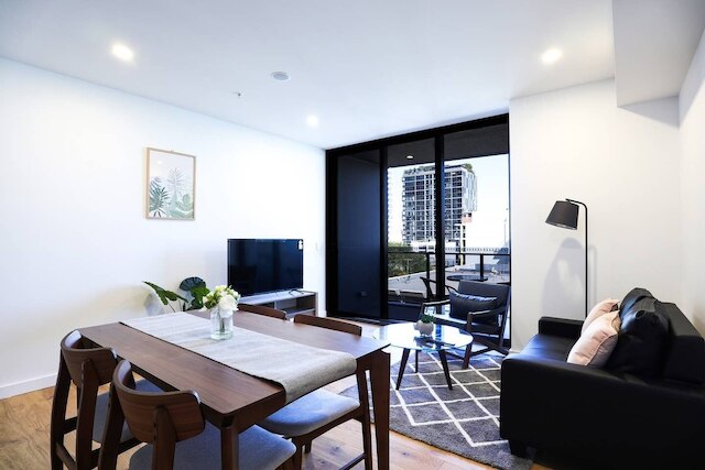 スタイリスト 2 ベッドルームズ アパートメント ウィズ プール / ジム / パーキング