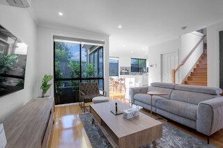 インプレッシブ & スペーシャス ニュー タウンハウス ット プレストン