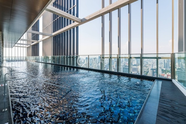 プライス2 スペース4、500m Bts、ルーフトッププール、高速Wifi