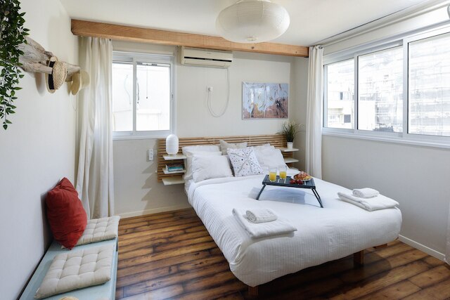 モダン ロフト リトリート ウィズ ルーフトップ バイ シー エヌ レント