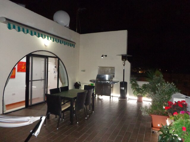 ヴァレッタとスリーマの間にあるプライベートな太陽のテラス付きの愛らしいペントハウス