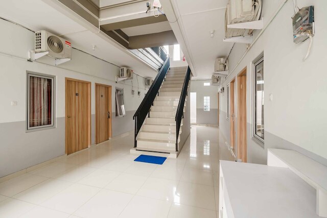 レッドドアーズ シャリア ニア スタシウン LRT ブミ スリウァヤ