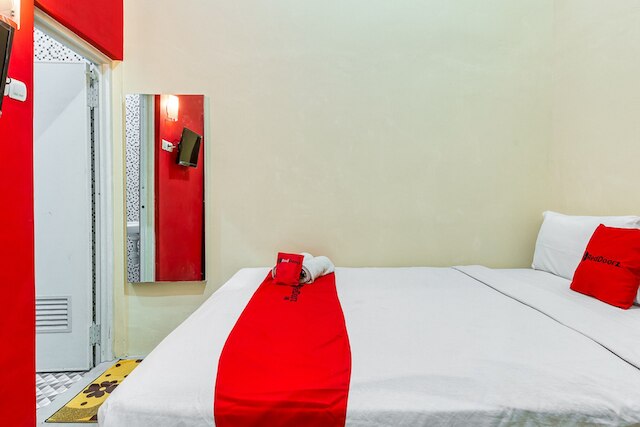 レッドドアーズ シャリア アット ケートメナンガル スラバヤ