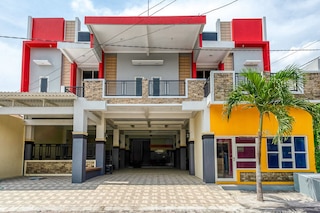 レッドドアーズ シャリア アット ケートメナンガル スラバヤ