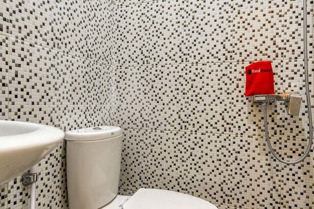 レッドドアーズ シャリア アット ケートメナンガル スラバヤ