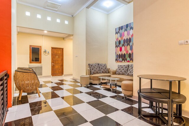 レッドドアーズ シャリア アット ケートメナンガル スラバヤ