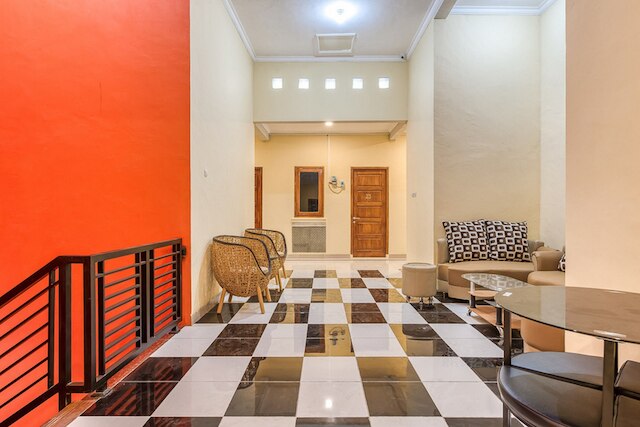 レッドドアーズ シャリア アット ケートメナンガル スラバヤ