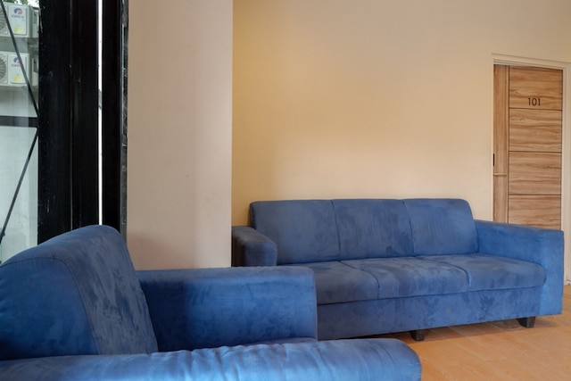 レッドドアーズ アット ジャラン カルティーニ スマラン