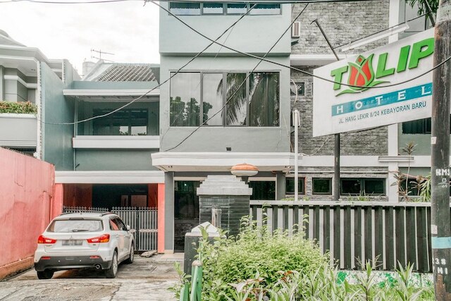 レッドドアーズ ニア プラザ セナヤン