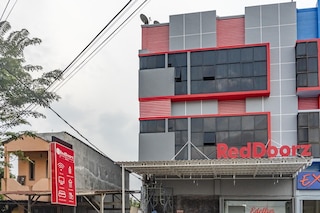 レッドドアーズ プラス ニア ミレニアム ICT センター メダン 2