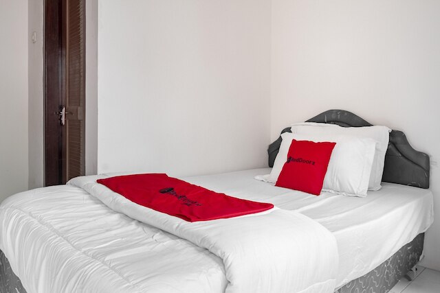 レッドドアーズ プラス アット グヌンサリ スラバヤ