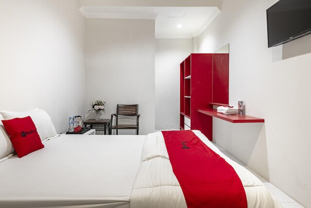 レッドドアーズ プラス アット グヌンサリ スラバヤ