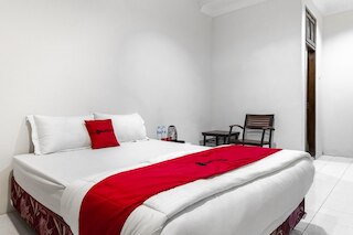 レッドドアーズ プラス アット グヌンサリ スラバヤ