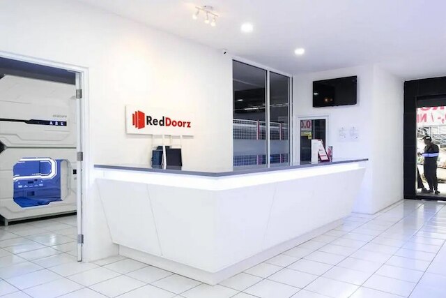 レッドドアーズ ホステル ニア タマン ピュリング