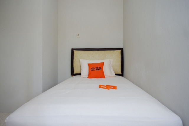 クールコスト フィーメール シャリア ニア UII タマン シスワ