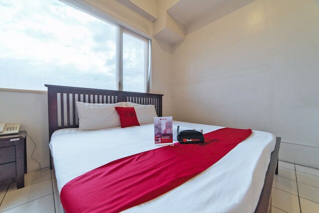 レッドドアーズ プラス アット エ ロドリゲス コーナー バナウェ