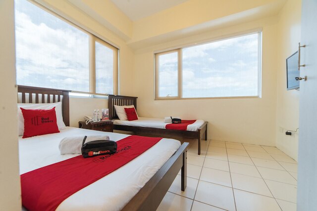 レッドドアーズ プラス アット エ ロドリゲス コーナー バナウェ