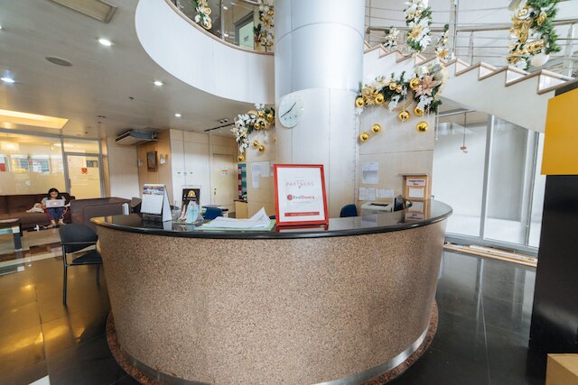 レッドドアーズ プラス アット エ ロドリゲス コーナー バナウェ