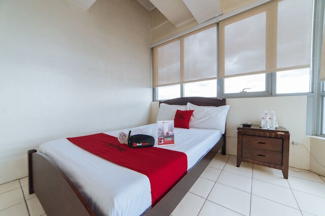 レッドドアーズ プラス アット エ ロドリゲス コーナー バナウェ