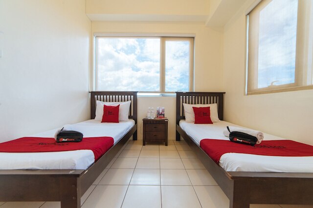 レッドドアーズ プラス アット エ ロドリゲス コーナー バナウェ