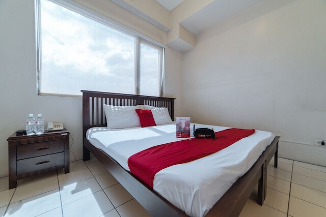 レッドドアーズ プラス アット エ ロドリゲス コーナー バナウェ