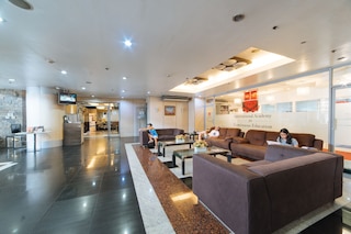 レッドドアーズ プラス アット エ ロドリゲス コーナー バナウェ