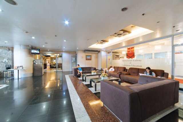 レッドドアーズ プラス アット エ ロドリゲス コーナー バナウェ