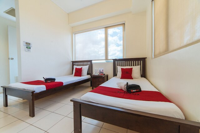 レッドドアーズ プラス アット エ ロドリゲス コーナー バナウェ