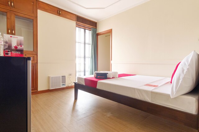 レッドドアーズ プラス ニア ジョンソン アンド ジョンソン パラナャーケ