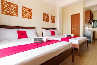 レッドドアーズ プラス ニア ジョンソン アンド ジョンソン パラナャーケ