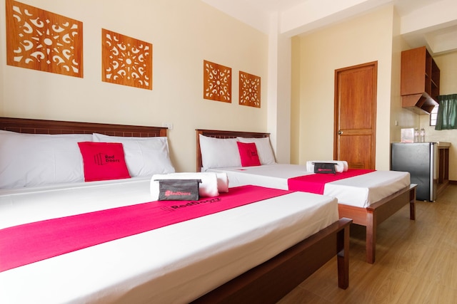 レッドドアーズ プラス ニア ジョンソン アンド ジョンソン パラナャーケ