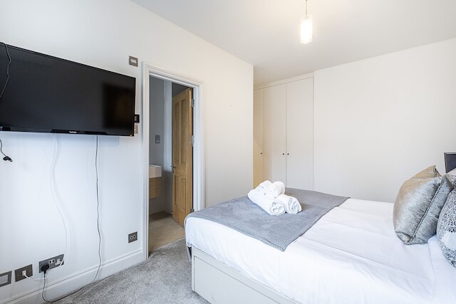 ザ ポーチェスター ガーデンズ - モダン & ブライト 4 ベッドー ウィズ ガーデン アンド パーキング