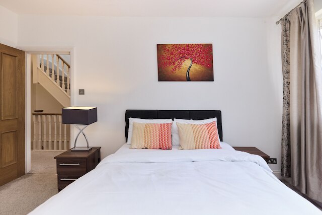 ザ ポーチェスター ガーデンズ - モダン & ブライト 4 ベッドー ウィズ ガーデン アンド パーキング