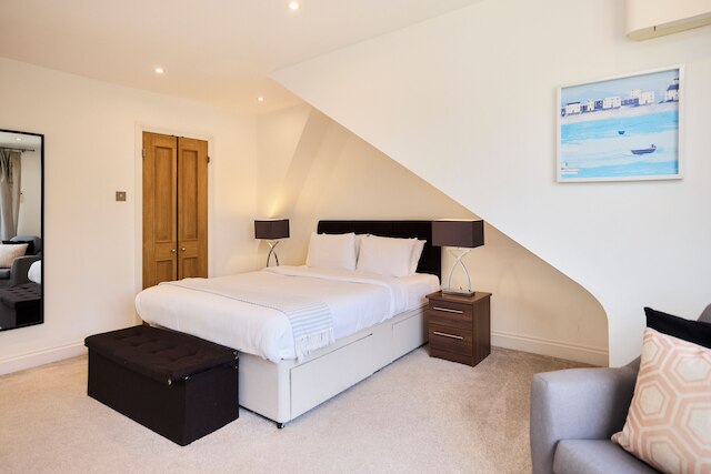 ザ ポーチェスター ガーデンズ - モダン & ブライト 4 ベッドー ウィズ ガーデン アンド パーキング