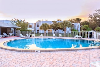 モダン アトリウム ドライブ コンド