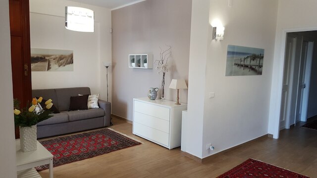 アダウラシー、海向かいのヴィラ