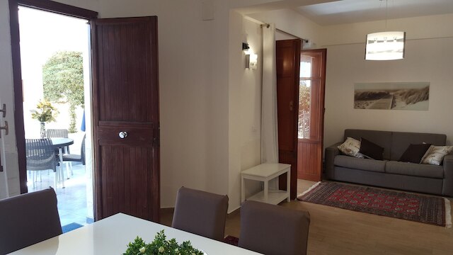 アダウラシー、海向かいのヴィラ