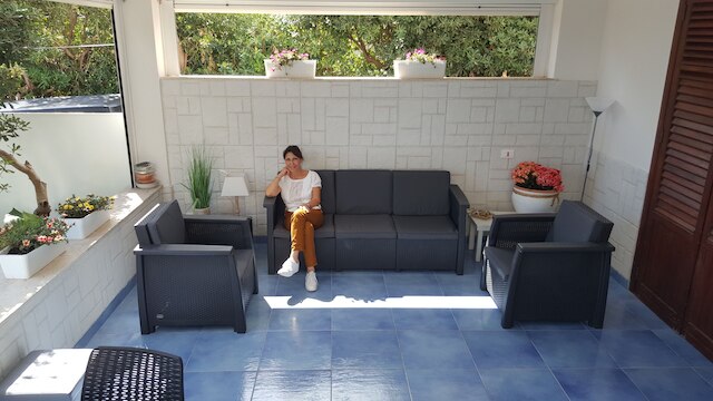 アダウラシー、海向かいのヴィラ