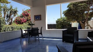 アダウラシー、海向かいのヴィラ